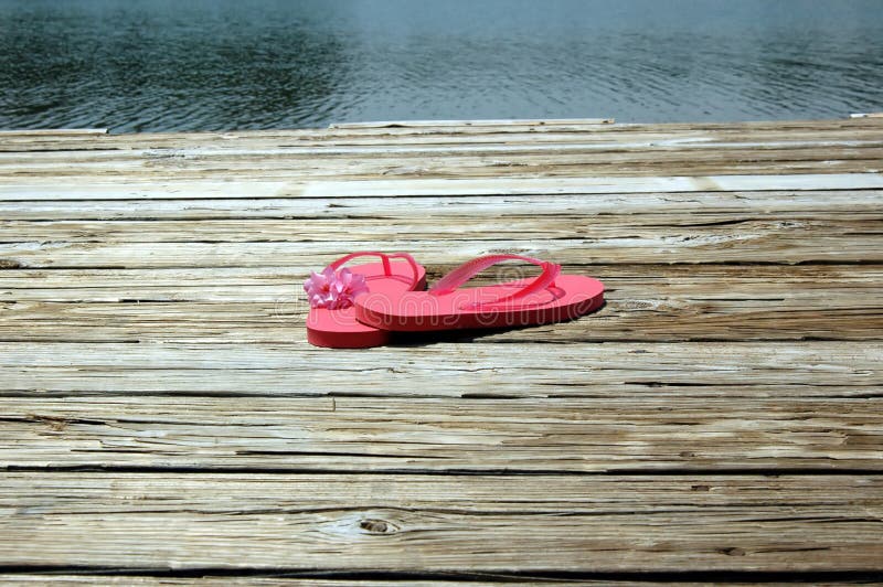 Flipflops auf Dock lizenzfreie stockfotos Flipflops auf Dock lizenzfreie stockfotos