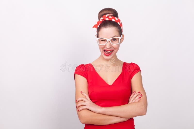 Flirt et concept d'amour Femme mignonne dans le clin d'oeil blanc en verre photographie stock libre de droits Flirt et concept d'amour Femme mignonne dans le clin d'oeil blanc en verre photographie stock libre de droits