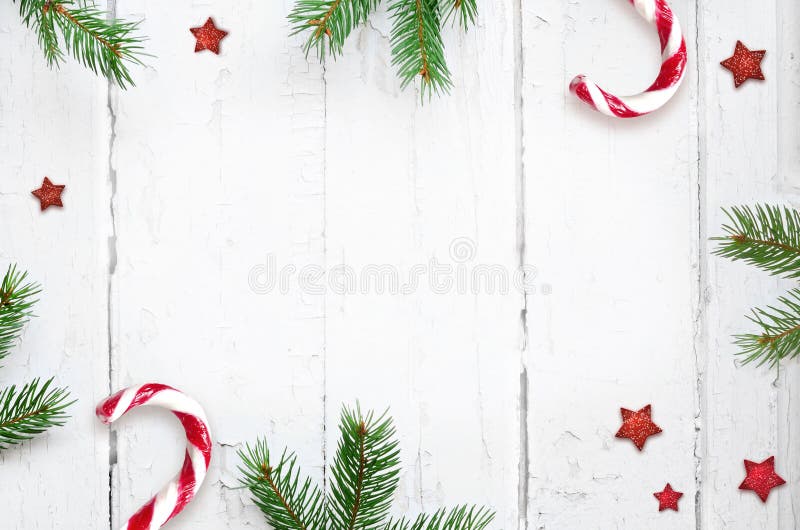 Flitter in einem blauen Glas Weihnachtsgeschenk, Zuckerstange und Tannenbaumaste Draufsicht, flache Lage