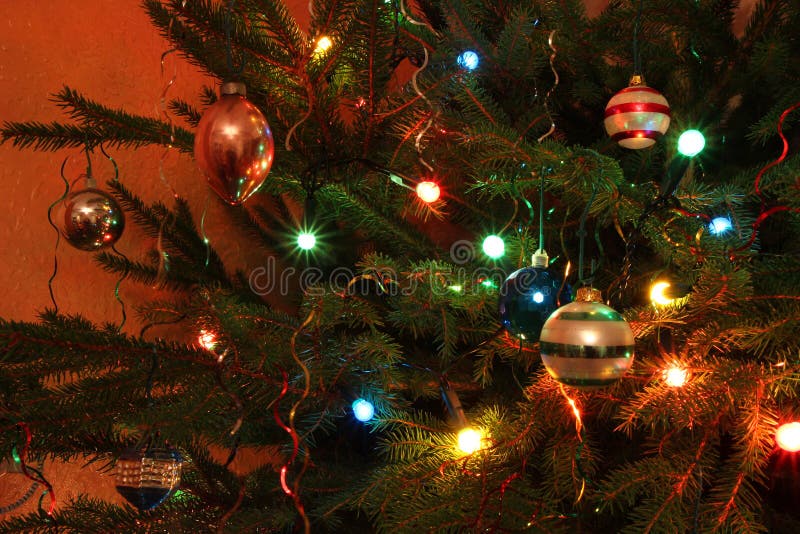 Flitter und sparkiling Lichter auf einem Weihnachtsbaum. lizenzfreies stockbild Flitter und sparkiling Lichter auf einem Weihnachtsbaum. lizenzfreies stockbild