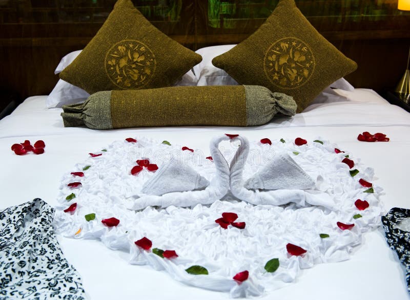 Flitterwochenbettdekoration Stockbild - Bild von schlafzimmer