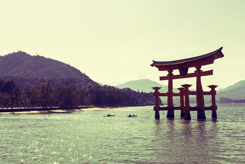 Tenido una foto de flotante puerta ()  en isla, Japón.