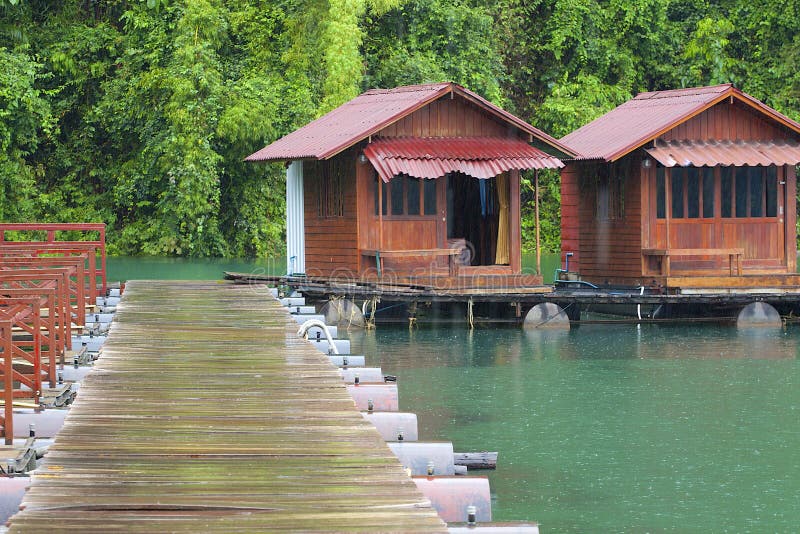 Floating Hotel  On Cheo Lan Lake In Khao  Sok  National Park 