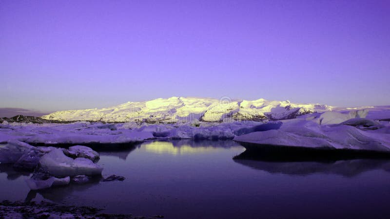 Plávajúci ľad odraz v Jokulsarlon ľadovcové jazero v južnej Island v jar.