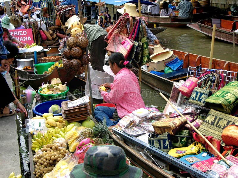 Galleggiante il mercato è un si trova sul quartiere, Provincia, di 85, tailandia.