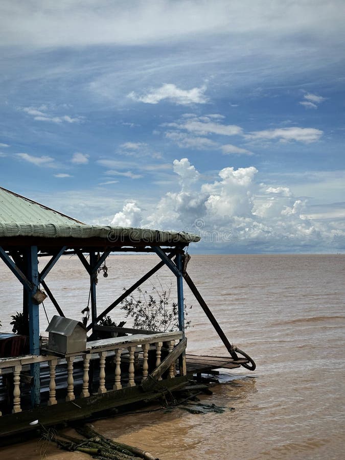 Floating Market Structure Tonle Sap Kambodscha. Über dem Wasser steht ein überwitterter Floating Market mit Metalldach und Holzbalken.