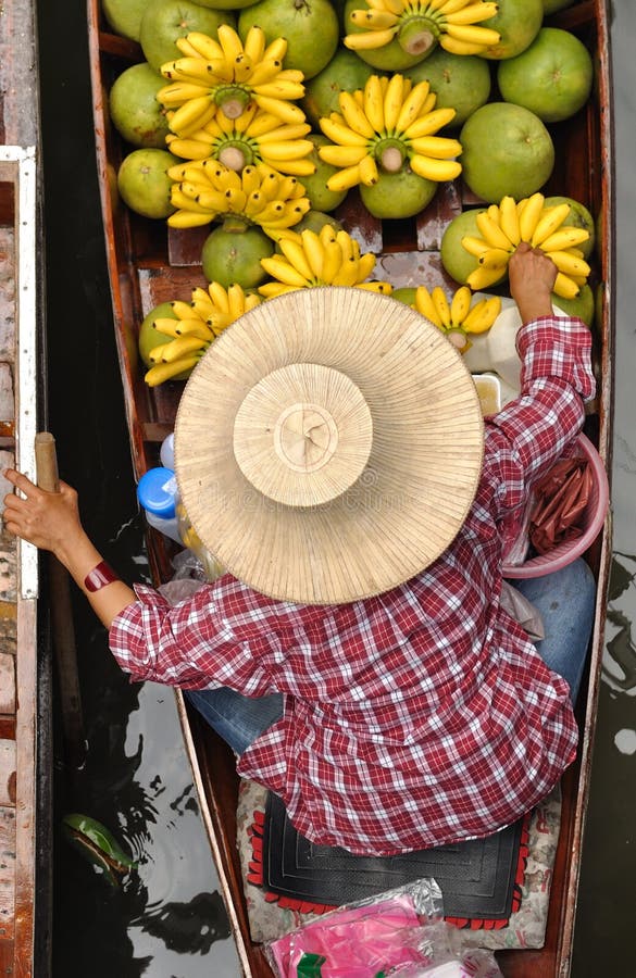 Floating markets in Damnoen Saduak, Thailand