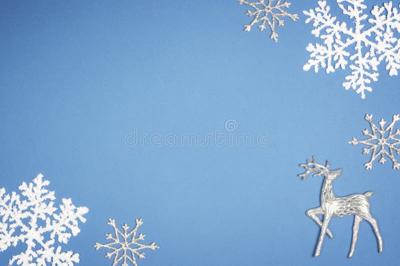 Flocon de neige blanc de décoration sur le fond bleu Vue supérieure de cerfs communs de Noël photo libre de droits Flocon de neige blanc de décoration sur le fond bleu Vue supérieure de cerfs communs de Noël photo libre de droits