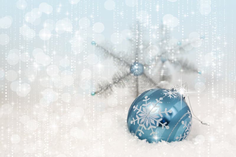 Flocons de neige bleus d'ornement de Noël photographie stock libre de droits Flocons de neige bleus d'ornement de Noël photographie stock libre de droits