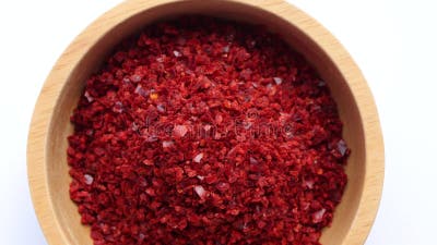 Flocons De Semis De Piment Rouge Dans Un Bol En Bois Tournant Sur