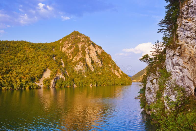 Flod Drina - den nationella naturen parkerar i Serbien arkivbilder Flod Drina - den nationella naturen parkerar i Serbien arkivbilder