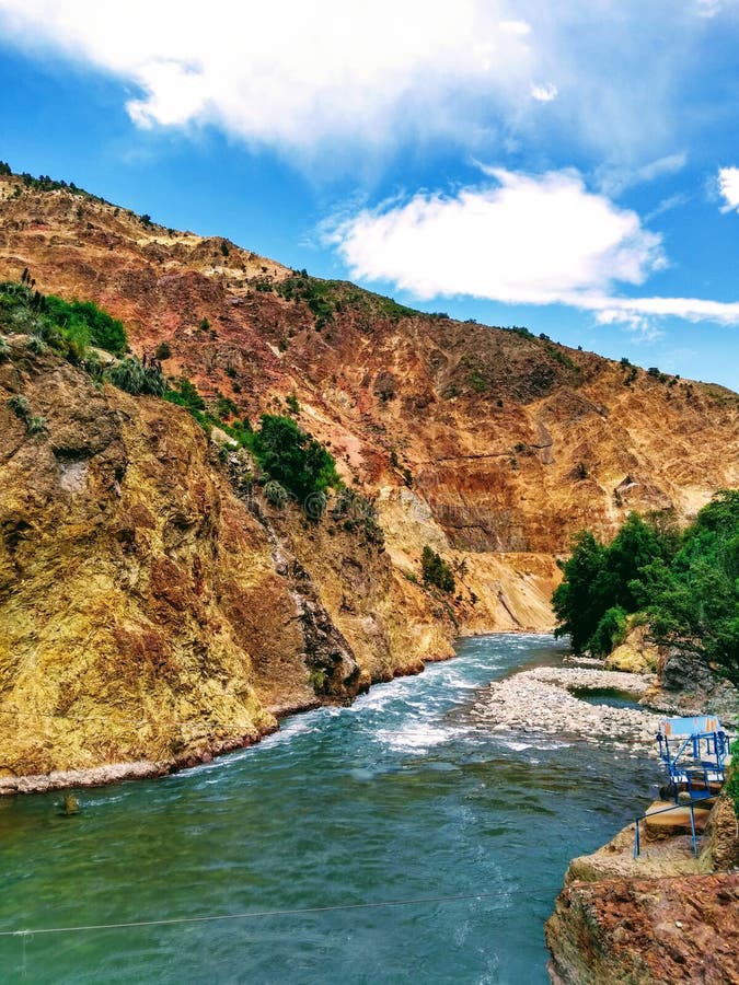 Flod med kristallklart vatten i den Anderna bergskedjan, söder av Chile, San Clemente arkivbilder Flod med kristallklart vatten i den Anderna bergskedjan, söder av Chile, San Clemente arkivbilder