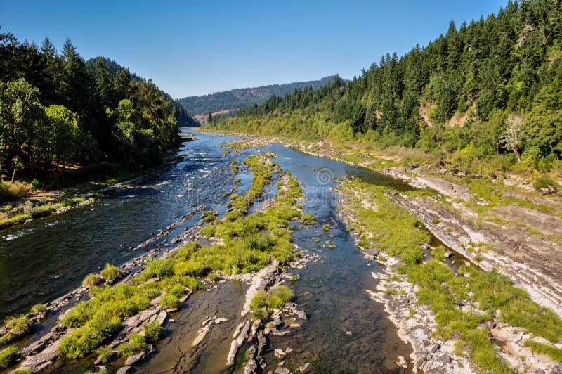 Flod som flödar i Oregon, USA