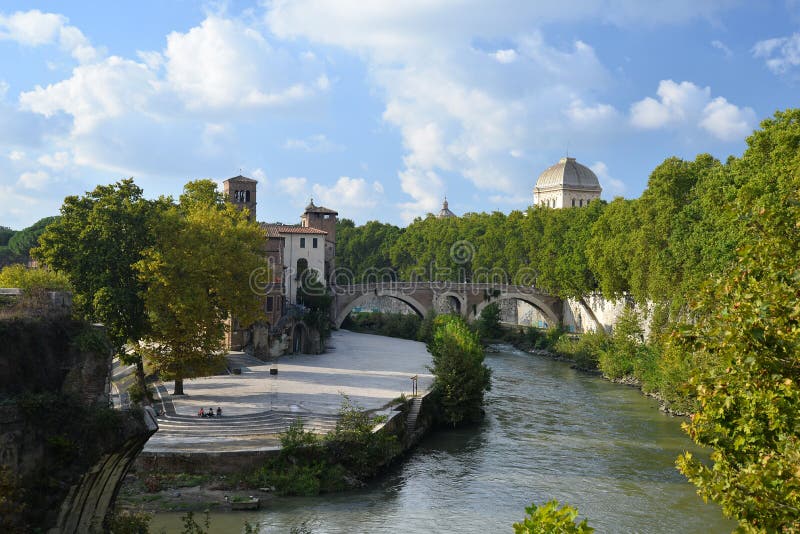 Flod Tiber och den Tiberina ön i Rome, Italien royaltyfria foton Flod Tiber och den Tiberina ön i Rome, Italien royaltyfria foton