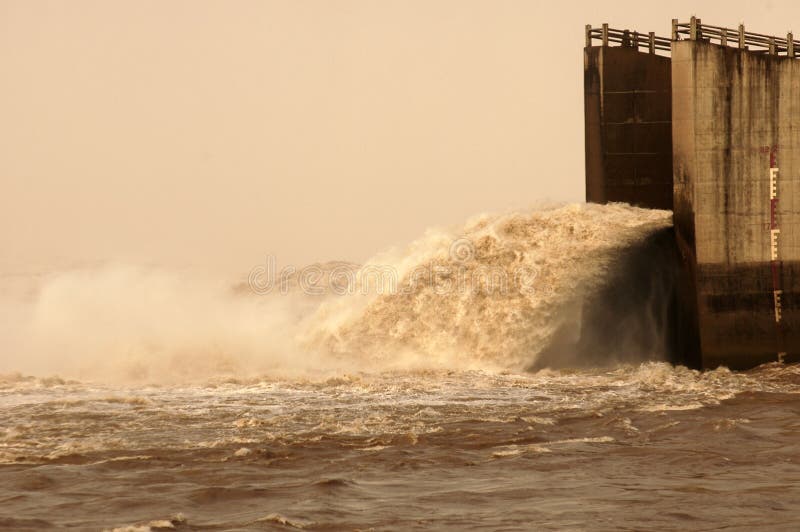 flod tre yangtze för porslinfördämningklyftor royaltyfri bild flod tre yangtze för porslinfördämningklyftor royaltyfri bild