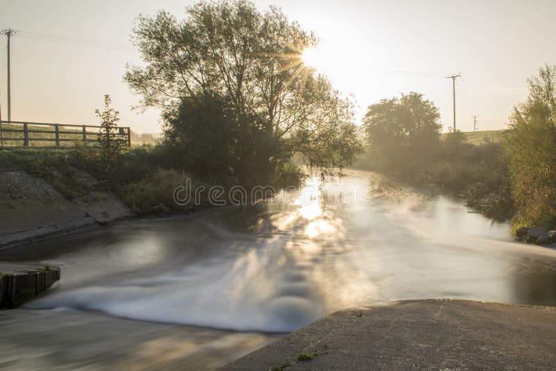 FlodDearne Misty Morning Sunrise Long Daylight exponering royaltyfri bild FlodDearne Misty Morning Sunrise Long Daylight exponering royaltyfri bild