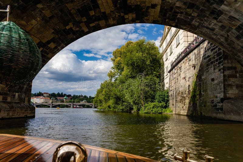 Floden Moldava, kryssningsbåt i Prag i Tjeckien royaltyfria bilder