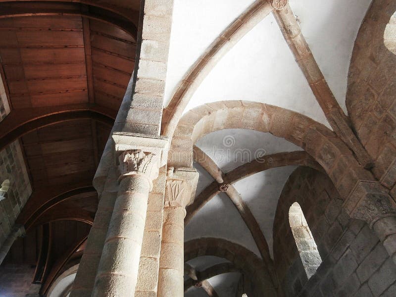 Floden och skogen omger den romanska kloster som kallas Carboeiro I Galicia nordvästliga Spanien arkivfoton Floden och skogen omger den romanska kloster som kallas Carboeiro I Galicia nordvästliga Spanien arkivfoton