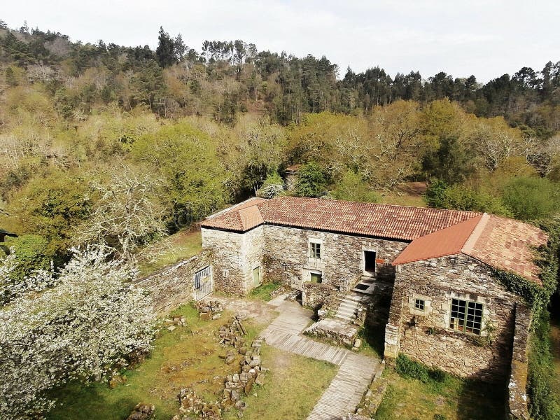 Floden och skogen omger den romanska kloster som kallas Carboeiro I Galicia nordvästliga Spanien royaltyfria bilder Floden och skogen omger den romanska kloster som kallas Carboeiro I Galicia nordvästliga Spanien royaltyfria bilder
