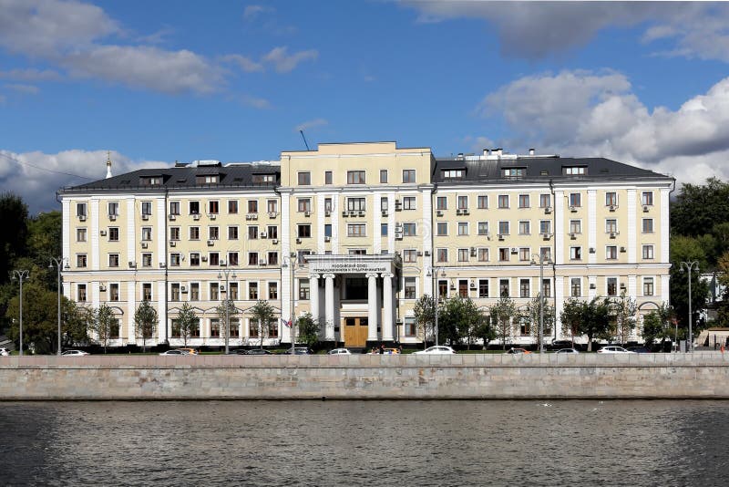 Floder för Kotelnicheskaya invallningMoskva i Juli royaltyfri foto Floder för Kotelnicheskaya invallningMoskva i Juli royaltyfri foto