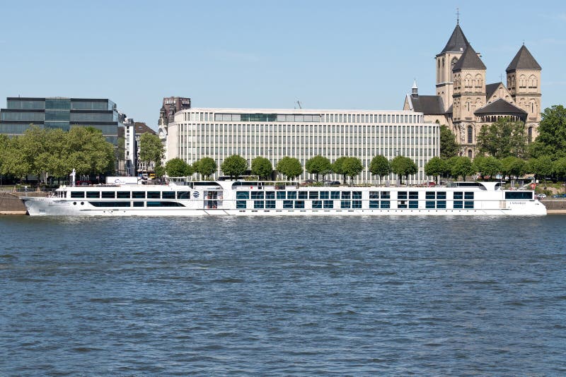 Flodkryssning sänder ANTOINETTE i Cologne, Tyskland arkivbilder