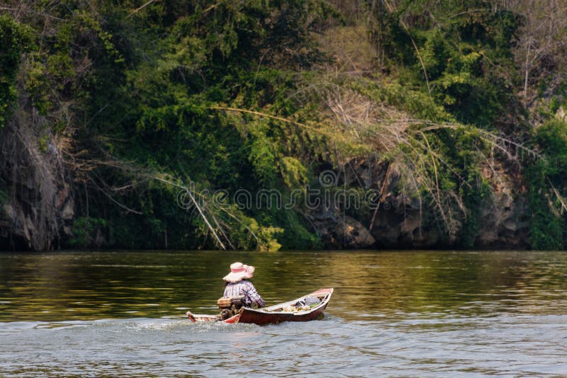 Flodsikt med flottehuset på floden Kwai i Kanchanaburi fotografering för bildbyråer Flodsikt med flottehuset på floden Kwai i Kanchanaburi fotografering för bildbyråer
