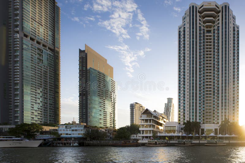 Flodstrand av Bangkok på solnedgången royaltyfria bilder Flodstrand av Bangkok på solnedgången royaltyfria bilder