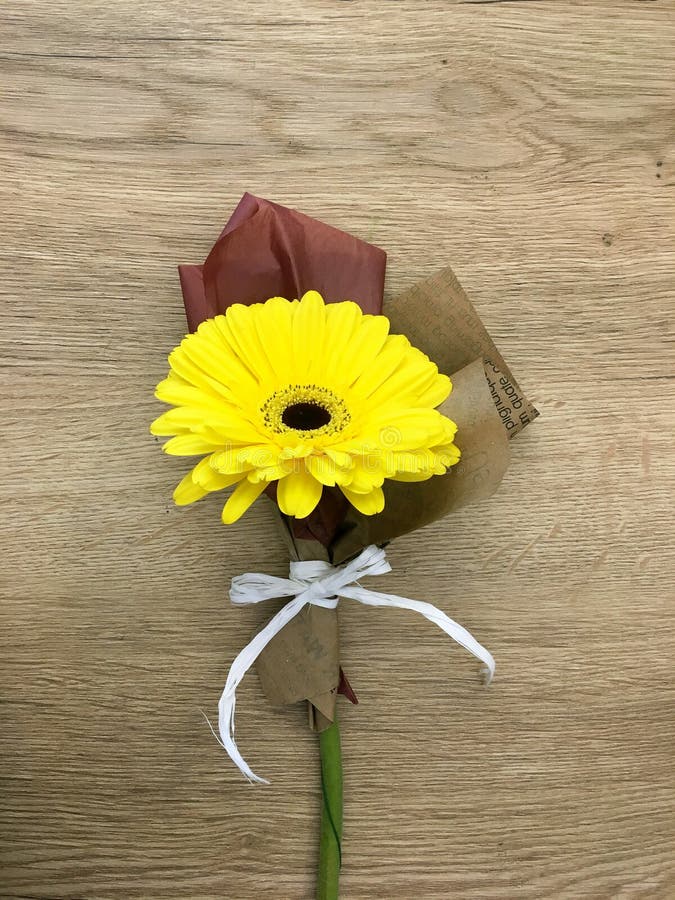 Flor Amarilla Hermosa Del Gerbera En El Fondo De Madera Ramo De Singl Un  Pequeño Ramo De Flores Llenas En Papel Foto de archivo - Imagen de  valentina, florista: 145883892