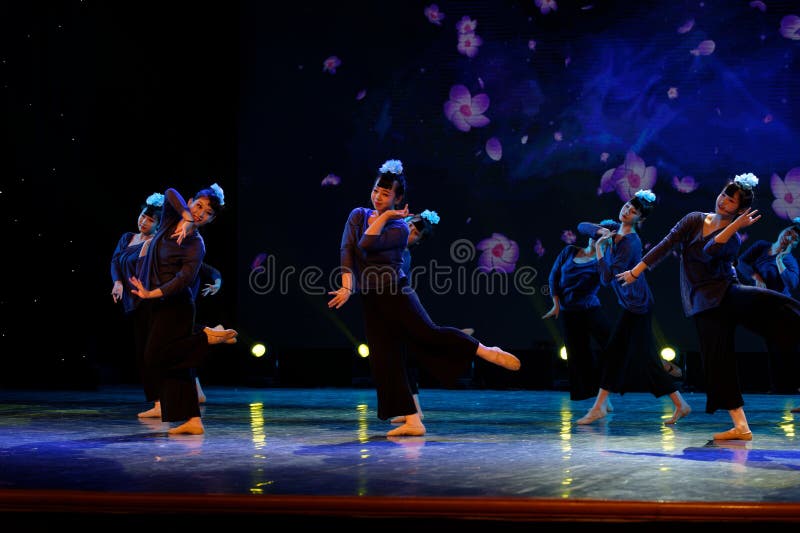 The dance shows women like flowers, from blooming to withering, flowering time can be expected, life is short, and cherish the present. In June 13, 2018, dance dancers from all over the country performed at Jiangxi Vocational Academy of Art, competing for excellent repertoire. The dance shows women like flowers, from blooming to withering, flowering time can be expected, life is short, and cherish the present. In June 13, 2018, dance dancers from all over the country performed at Jiangxi Vocational Academy of Art, competing for excellent repertoire.