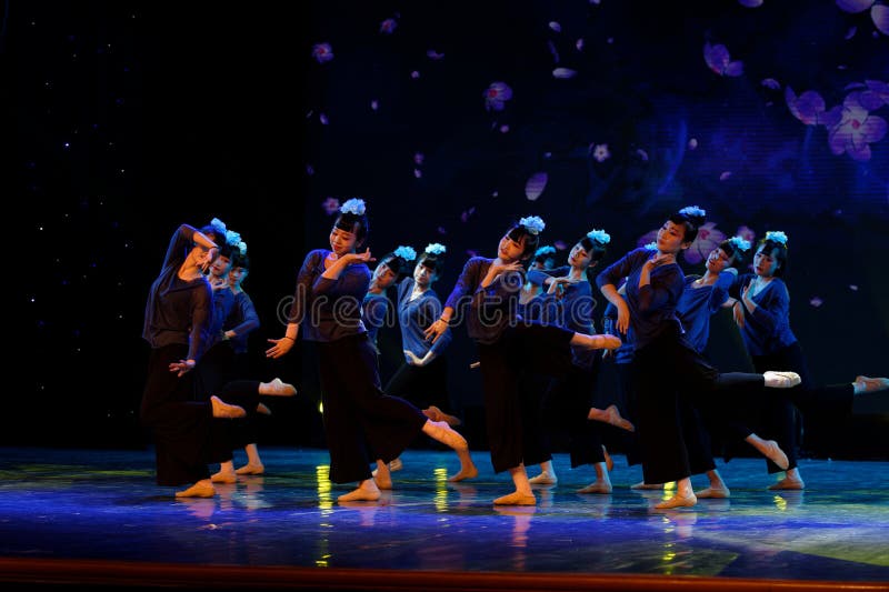 The dance shows women like flowers, from blooming to withering, flowering time can be expected, life is short, and cherish the present. In June 13, 2018, dance dancers from all over the country performed at Jiangxi Vocational Academy of Art, competing for excellent repertoire. The dance shows women like flowers, from blooming to withering, flowering time can be expected, life is short, and cherish the present. In June 13, 2018, dance dancers from all over the country performed at Jiangxi Vocational Academy of Art, competing for excellent repertoire.