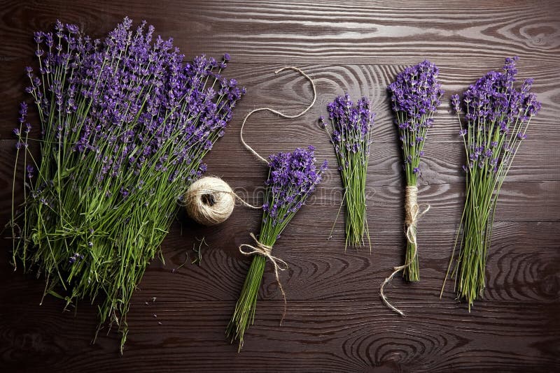 Bouquets De Flores De Lavanda De Procedencia Natural Imagen de archivo -  Imagen de hierba, hoja: 198099657