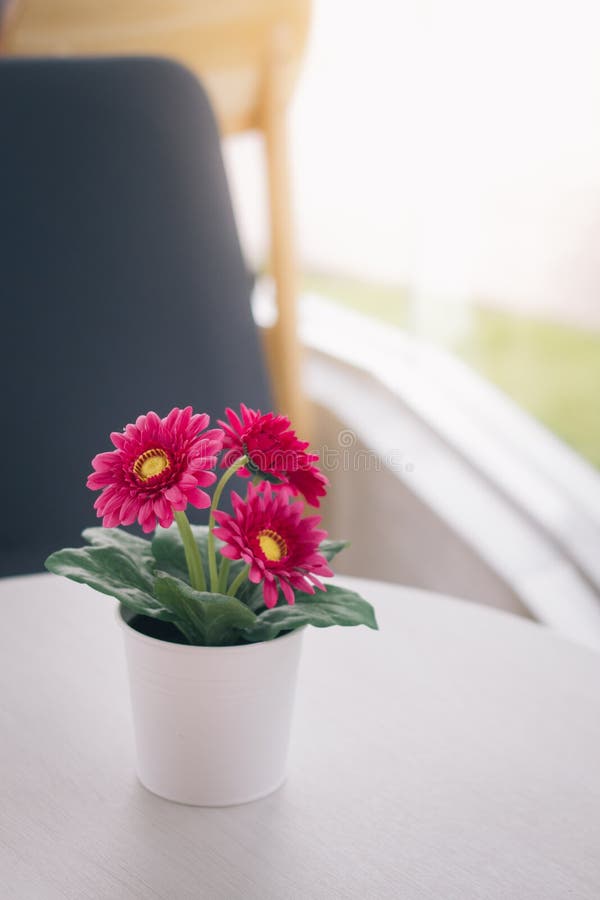 Flor Artificial Da Decoração Colorida No Vaso Em Casa Imagem de Stock -  Imagem de fresco, arranjo: 94152655