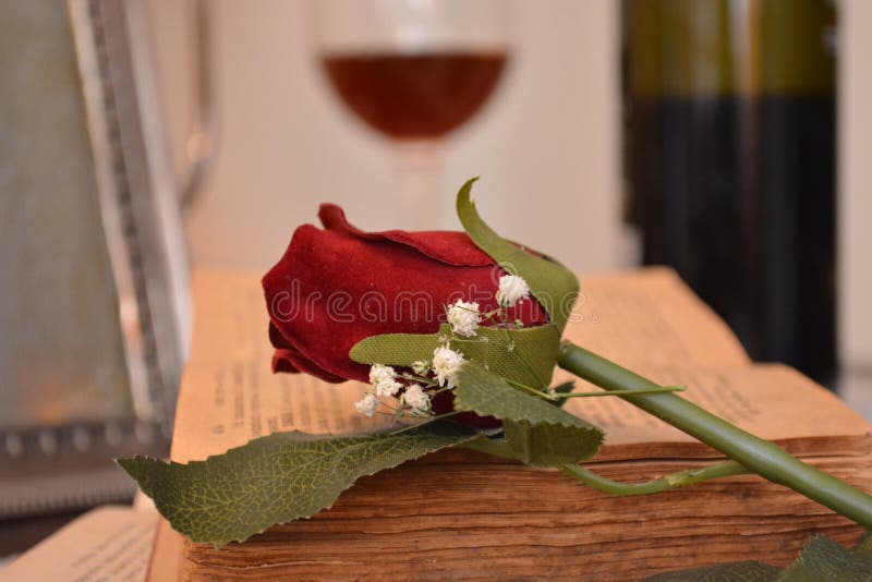 Flor Color De Rosa Roja En El Vino Tinto Del Libro Y De Cristal Y La Botella En Fondo Imagen de archivo - Imagen de vino, cristal: 137692065 Flor Color De Rosa Roja En El Vino Tinto Del Libro Y De Cristal Y La Botella En Fondo Imagen de archivo - Imagen de vino, cristal: 137692065