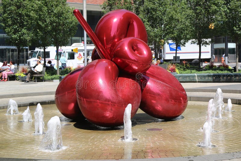 NUEVA YORK - 3 DE AGOSTO DE 2017: Flor de globo roja de Jeff Koons en 7 World Trade Center Es uno de la firma pulida altamente, esculturas públicas del ` de Koons del acero inoxidable