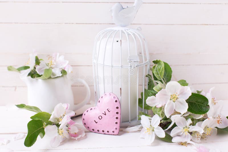 Flor de la manzana de la primavera, vela en jaula de pájaros decorativa y poco imágenes de archivo libres de regalías Flor de la manzana de la primavera, vela en jaula de pájaros decorativa y poco imágenes de archivo libres de regalías