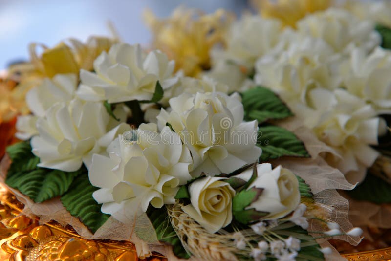 Flor de madeira a ser colocada no local da cremação fotos de stock Flor de madeira a ser colocada no local da cremação fotos de stock