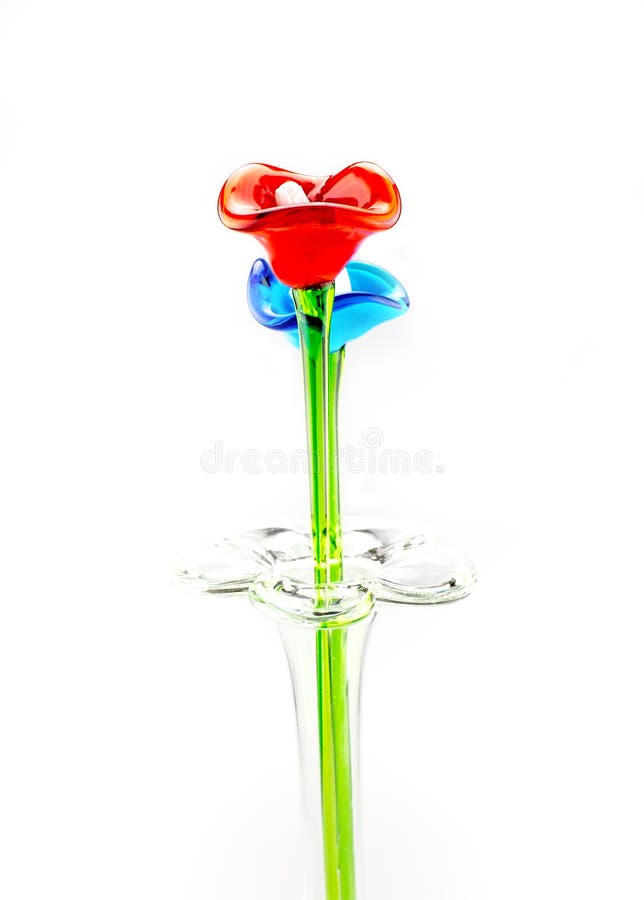Download Flor Feita Do Vidro Na Cor Vermelha E Azul No Vaso Na Parte Traseira Do Branco Foto de Stock - Imagem de paixão, anniversary: 65580434