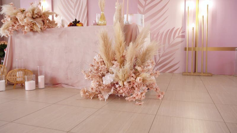 Floral arrangement and decoration of the wedding table