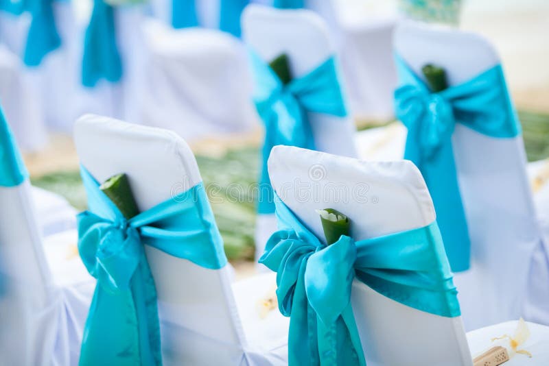 Floral ρύθμιση σε μια γαμήλια τελετή στοκ φωτογραφία με δικαίωμα ελεύθερης χρήσης Floral ρύθμιση σε μια γαμήλια τελετή στοκ φωτογραφία με δικαίωμα ελεύθερης χρήσης