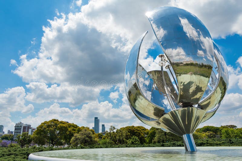 Floralis Generica, Buenos Aires Argentinien fotos de stock royalty free Floralis Generica, Buenos Aires Argentinien fotos de stock royalty free