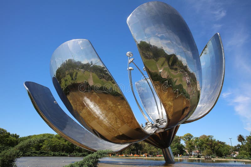Floralis Generica przy Narody Zjednoczone parkiem w Buenos Aires Argentyna fotografia stock Floralis Generica przy Narody Zjednoczone parkiem w Buenos Aires Argentyna fotografia stock