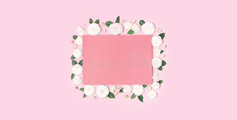 Florece la composici?n Documento en blanco rosado, rosas frescas blancas y hojas verdes sobre fondo rosado apacible Endecha plana foto de archivo Florece la composici?n Documento en blanco rosado, rosas frescas blancas y hojas verdes sobre fondo rosado apacible Endecha plana foto de archivo