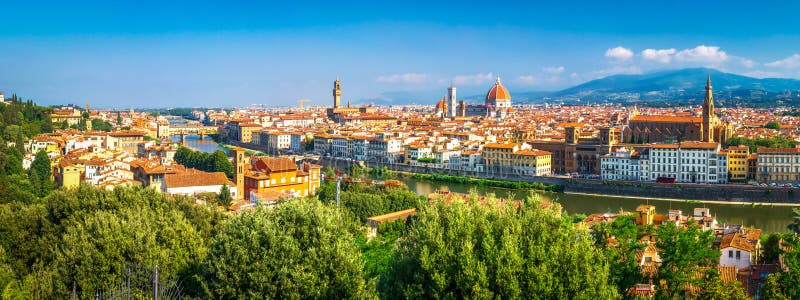 Florence, Itali? Panoramisch landschap van Florence op zonnige dag Toneelmening over de stad van Florence van Piazzale Michelange stock foto's Florence, Itali? Panoramisch landschap van Florence op zonnige dag Toneelmening over de stad van Florence van Piazzale Michelange stock foto's