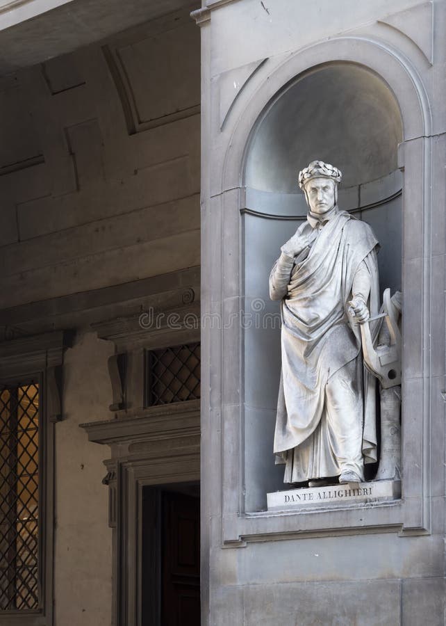 FLORENCE, ITALIA, 6 gennaio 2020: Statua di Dante Alighieri lungo la colonnata della Galleria Uffizi a Firenze immagini stock libere da diritti FLORENCE, ITALIA, 6 gennaio 2020: Statua di Dante Alighieri lungo la colonnata della Galleria Uffizi a Firenze immagini stock libere da diritti
