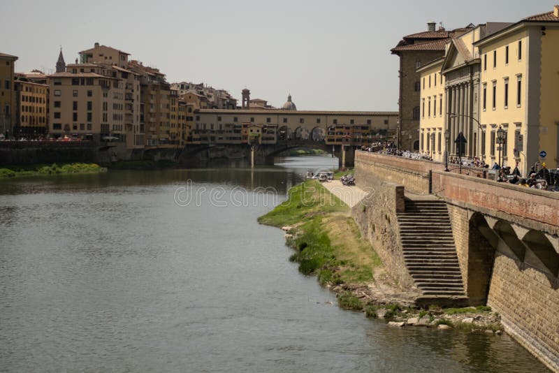Florence Italien - 24 April, 2018: sikt på riverwalken av River Arno royaltyfria foton Florence Italien - 24 April, 2018: sikt på riverwalken av River Arno royaltyfria foton