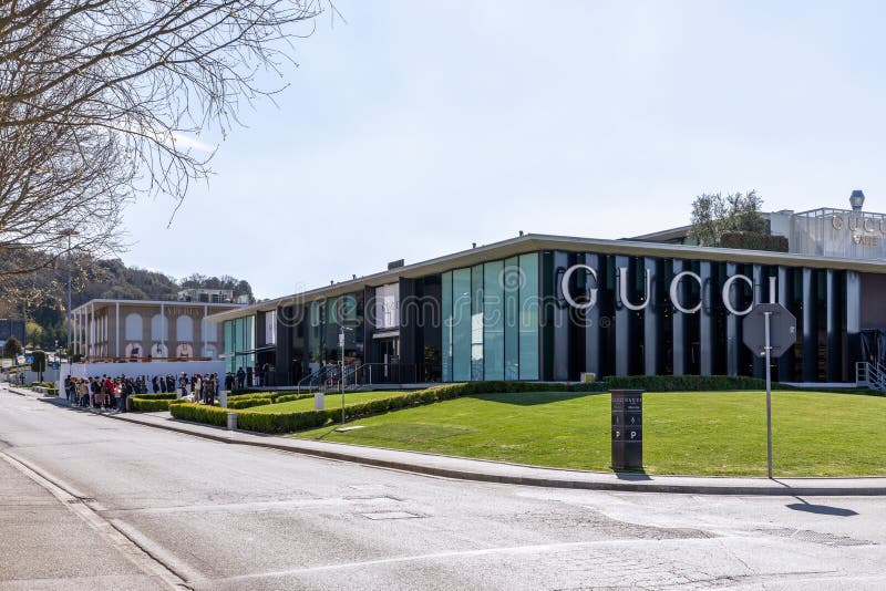 Kemiker Stavning Motivere Buyers Waiting in Line To Visit Gucci Outlet during Sale Time Editorial  Stock Image - Image of commercial, outlet: 169901364