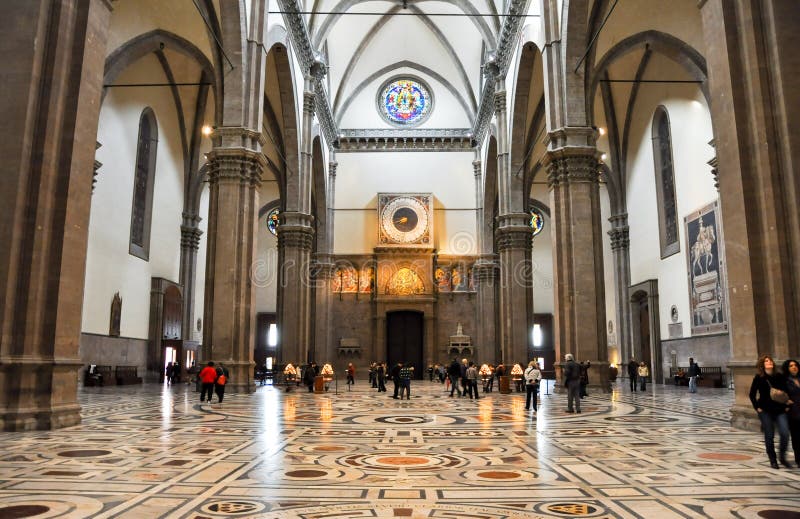 FLORENCE-NOVEMBER 10 :大教堂二圣玛丽亚11月10,2010的del菲奥雷和时钟的教堂中殿在佛罗伦萨,意大利。 库存照片 FLORENCE-NOVEMBER 10 :大教堂二圣玛丽亚11月10,2010的del菲奥雷和时钟的教堂中殿在佛罗伦萨,意大利。 库存照片
