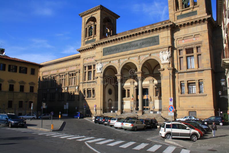 Florence, Toscanië, Italië - Oktober 30, 2011: De Bouw van Nationale Centrale Bibliotheek en blauwe hemel op de achterscène royalty-vrije stock afbeeldingen Florence, Toscanië, Italië - Oktober 30, 2011: De Bouw van Nationale Centrale Bibliotheek en blauwe hemel op de achterscène royalty-vrije stock afbeeldingen