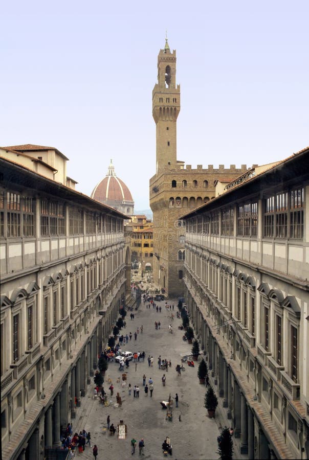 Prospettiva unica che mostra la Galleria degli Uffizi, Palazzo Vecchio e il Duomo in Firenze, Italia.