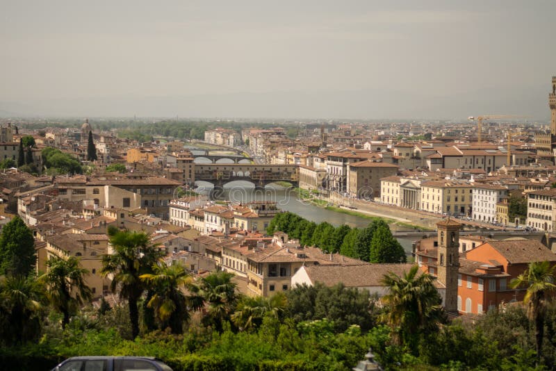 Florencia, Italia - 24 de abril de 2018: opinión sobre los tejados y los brindges sobre el río de Arno fotografía de archivo Florencia, Italia - 24 de abril de 2018: opinión sobre los tejados y los brindges sobre el río de Arno fotografía de archivo
